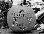  ?? GENE J. PUSKAR/AP ?? A Pittsburgh Strong pumpkin sits among flowers Thursday at a memorial outside the Tree of Life synagogue.