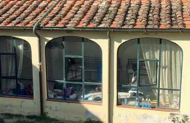  ??  ?? L’esterno del centro di accoglienz­a messo in piedi nella parrocchia di VIcofaro