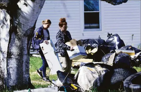  ?? Kristopher Radder / Associated Press ?? Above and below, federal agents execute a search warrant at Nathan Carman’s residence in Vernon, Vt., after he was arrested on Tuesday and charged in the death of his mother.