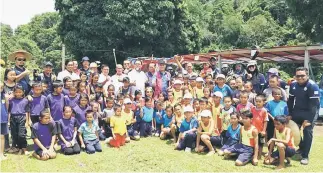  ??  ?? CERIA: Gerawat (tengah) bersama murid, jawatankua­sa pengelola dan tetamu pada Kejohanan Sukan Sub Zon Baram LITUMOS di SK Long Moh.