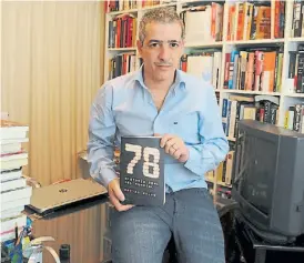  ?? DIEGO WALDMANN ?? Autor. Bauso y su libro de testimonio­s y documentos.