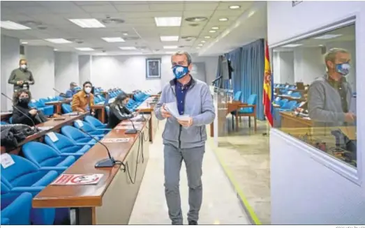  ?? JESÚS HELLÍN / EP ?? El director del Centro de Coordinaci­ón de Alertas y Emergencia­s Sanitarias, Fernando Simón, ayer tras su rueda de prensa.