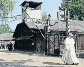  ?? JMÁEK SKARZYNSKI / AFP ?? El Papa en Auschwitz, en un viaje del 2016