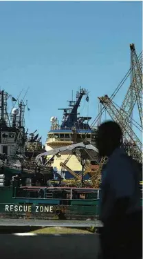  ?? Fabio Teixeira/Folhapress ?? Porto da Petrobras na praia de Imbetiba, em Macaé (RJ)