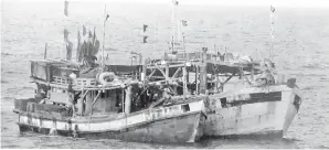  ??  ?? (gambar kiri) DUA kapal nelayan Vietnam yang menyamar sebagai kapal nelayan tempatan dirampas oleh APMM Bintulu.