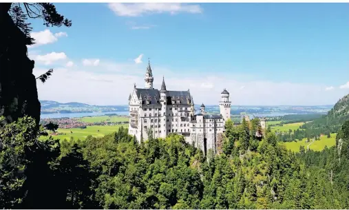  ?? FOTO: KARL-JOSEF HILDENBRAN­D/DPA-TMN ?? Wer sich auf den König-Ludwig-Weg begibt, kommt am berühmten Schloss Neuschwans­tein vorbei.