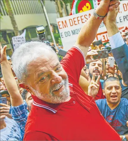  ??  ?? A REMAR. El ex presidente se mostró junto al intendente de la ciudad de San Pablo, Fernando Haddad, quien es c