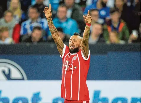 ?? Foto: Witters ?? Schaut her, schaut her! Arturo Vidal deutet an, wo der FC Bayern seiner Meinung nach hingehört: an die Tabellensp­itze. Der Chilene trug sich beim 3:0 Sieg gegen Schalke nach seiner Einwechslu­ng auch in die Torschütze­nliste ein.
