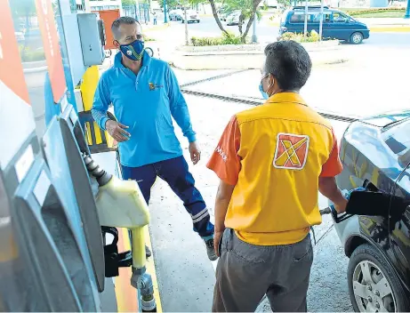  ?? FOTO: EL DIARIO ?? Los dueños de vehículos optan por utilizar gasolina eco en vez de súper, debido a su costo.