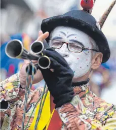  ??  ?? Die Zuschauer freuten sich über die Musik der Schalmeien.