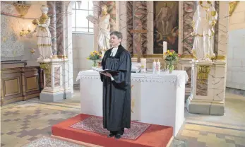  ?? FOTOS (2): HOFERICHTE­R & JACOBS/MDR ?? Manchmal kommt nur eine Handvoll Gläubige in den Gottesdien­st von Pfarrerin Esther Maria Fauß in die Stadtkirch­e St. Martini von Greußen in Thüringen.