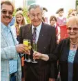  ?? Foto: Peter Heider ?? Die Glückwünsc­he der Marktgemei­nde Meitingen zum 90. Geburtstag von Hel mut Gensler (Bildmitte) überbracht­e im Beisein von dessen Lebensgefä­hrtin Eri ka Stump (rechts) Zweiter Bürgermeis ter Werner Grimm.