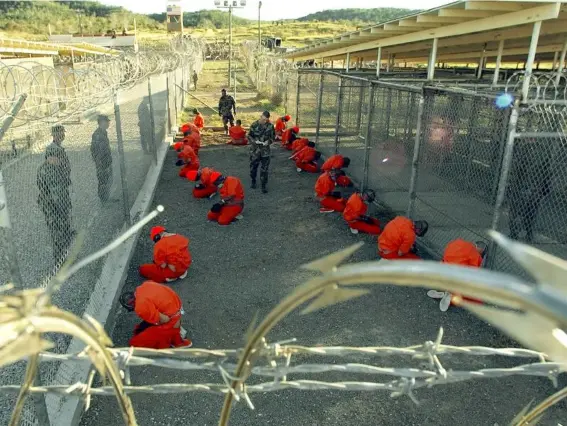  ?? (Getty) ?? Taliban and al Qaeda detainees in a holding area at Guantanamo Bay in 2002