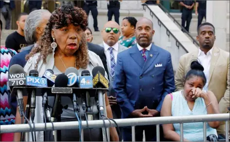  ?? AP Photo/RIchARd dReW ?? Gwen Carr, mother of chokehold victim Eric Garner (left) speaks outside the U.S. Attorney’s office, in the Brooklyn borough of New York, as Garner’s widow Esaw Snipes listens (right) on Tuesday.