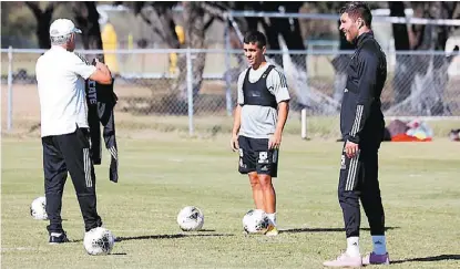  ?? REDES ?? Ricardo Ferretti da indicacion­es ante la mirada de “Leo” Fernández y André-Pierre Gignac.