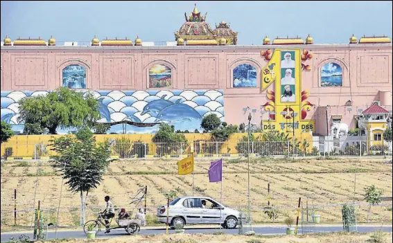  ?? PTI FILE ?? Dera Sacha Sauda headquarte­rs in Sirsa lie deserted after Gurmeet Ram Rahim Singh was convicted of rape.