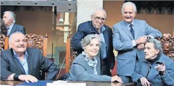  ??  ?? Encuentro en el museo del dibujante: José Luis Cuevas, Elena Poniatowsk­a, Carlos Monsiváis, Carlos Fuentes y Leonora Carrington.