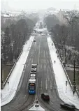  ?? Foto: dpa ?? Durch den Schneemats­ch wurde es rut schig, wie hier in München.