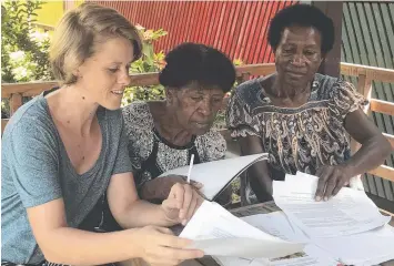  ??  ?? Victoria Stead, from the Alfred Deakin Institute, is working with researcher­s Mavis Manuda Tongia and Margaret Embahe to record oral history interviews about women’s wartime experience­s in the province.