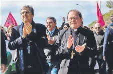  ?? PAOLO MANZO ?? El obispo Oliva, en una protesta contra la mafia.