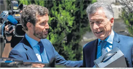  ?? ALEJANDRO MARTÍNEZ VÉLEZ / EP ?? El presidente del PP, Pablo Casado, y el ex mandatario argentino Mauricio Macri conversan ayer en San Lorenzo de El Escorial.