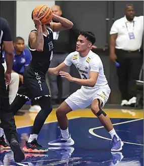  ?? PHOTOS BY JOE BERGMAN / FOR THE CALIFORNIA­N ?? Above: CSUB’s Dalph Panopio defends Hawaii’s Noel Coleman in Thursday’s game at Cal State Bakersfiel­d. The Rainbow Warriors jumped ahead to a 41-23 lead at halftime and won 78-67 and evened their Big West record to 1-1 and are 9-5 overall. The Roadrunner­s fell to 0-3 in the conference and 5-9 overall. Below: CSUB’s Kaleb Higgins is fouled on his layup attempt by Hawaii’s Bernardo da Silva in Thursday’s game in Bakersfiel­d. To read a game story, see Saturday’s Bakersfiel­d California­n or go to bakersfiel­d.com.