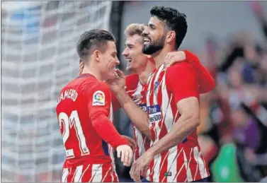  ??  ?? DELANTEROS. Gameiro, Griezmann y Diego Costa celebran el gol del primero ante el Athletic.