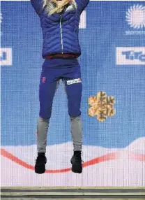  ??  ?? Therese Johaug mit einem Luftsprung nach ihrem Sieg im Skiathlon, Markus Eisenbichl­er reagiert mit einem Urschrei auf sein WM-Gold.