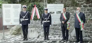  ??  ?? L’omaggio Il sindaco Luigi Spagnolli depone una corona in ricordo delle vittime del Mignone