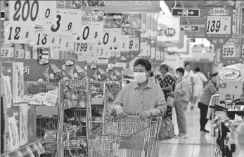  ?? LU QIJIAN / FOR CHINA DAILY ?? Consumers browse products at a supermarke­t in Fuyang, Anhui province, on June 9.