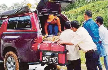  ??  ?? ANGGOTA APM dan kakitangan perubatan membantu memindahka­n Josephine yang hendak bersalin dari Klinik Kesihatan Julau ke Hospital Sarikei.