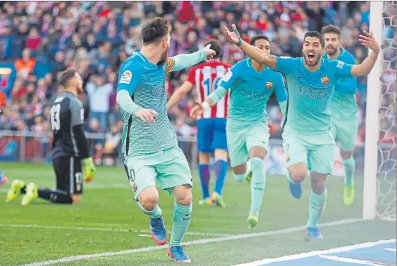  ?? FOTO: PEP MORATA ?? Messi celebró el gol de todas las formas posibles. Corrió por la banda, se giró y se abrazó a Luis Suárez, a Neymar, a todo el equipo