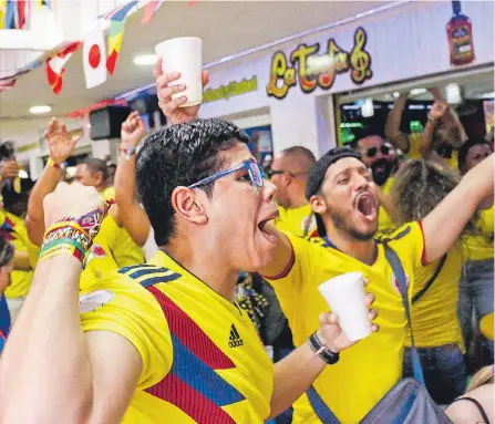  ?? FOTOS DE GUILLERMO GONZÁLEZ / ADN ?? El triunfo de Colombia el pasado domingo sobre Senegal ‘disparó’ las ventas e hicieron crecer las expectativ­as para hoy ante Senegal.