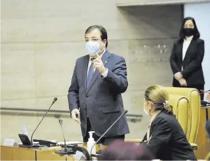  ??  ?? Guillermo Fernández Vara interviene desde su escaño en un pleno de la Asamblea.