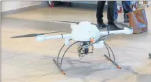  ??  ?? Pour cette opération, c’est un drone de 6kg qui est utilisé, dans lequel est placé un appareil photo thermique.