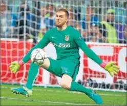  ??  ?? DOS ESTILOS. Pese al parecido de la imagen, Oblak y Ter Stegen representa­n dos estilos diferentes.