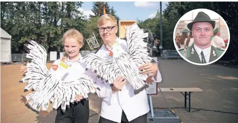  ?? FOTOS (2): LAMMERTZ ?? Oppums Kinderschü­tzenkönigi­n ist Angelina Hamacher, und Jungschütz­enkönig ist Brian Bertulies. Kleines Foto: König Sebastian Rusch.