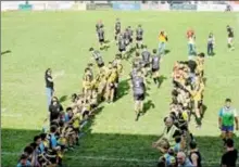  ?? ?? La haie d’honneur de l’école de rugby