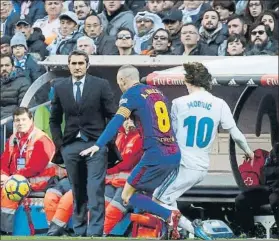  ?? FOTO: MORATA ?? Valverde observa una pugna entre Iniesta y Modric Andrés jugó un partido colosal