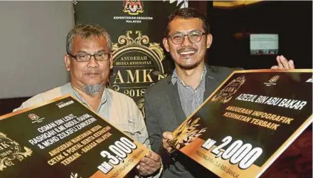  ?? PIC BY ROSDAN WAHID ?? ‘Berita Harian’ journalist Osman Lisut (left), who won the first prize in the Print Media-Best Health Reporting category, and ‘New Straits Times’ graphics artist Aziezul Abu Bakar, winner of the Best Infographi­cs category, at the Health Ministry’s media appreciati­on night in Kuala Lumpur yesterday.