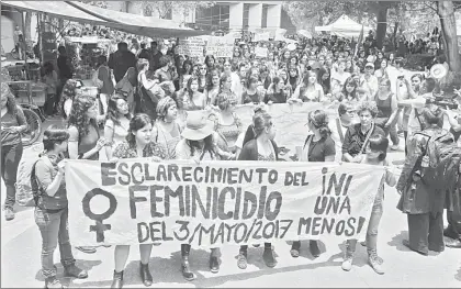  ??  ?? Gracias a la movilizaci­ón de universita­rias, organizaci­ones civiles y colectivos, la muerte de Lesby Berlín Rivera Osorio no fue una más de las que permanecen en la impunidad, dijo ayer la madre de la joven. La imagen, durante una protesta en CU el 5...