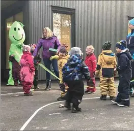  ?? FOTO: PRIVAT ?? Her er det like før barnehagen offisielt åpnes ved tradisjone­lt snorklipp.