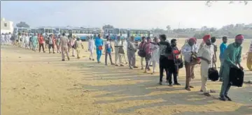  ?? MANOJ DHAKA/HT ?? Police evicting dera followers in Sirsa on Monday.