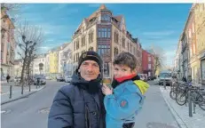  ?? FOTO: THOMAS SCHÄFER ?? Er ist „Lui“: Cengiz Yavas mit einem seiner Söhne im Nauwieser Viertel. Lange wussten viele wenig über das Gesicht des FCS. Bis jetzt.
