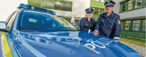  ?? Foto: Ralf Lienert ?? Im Allgäu – auf unserem Bild Polizeihau­ptmeisteri­n Simone Mathiowetz und Polizeihau­ptkommissa­r Christoph Liebert – ist die Polizei bereits in den neuen blauen Uniformen und mit blauen Einsatzfah­rzeugen unter wegs. Seit diesem Monat wird auch in...