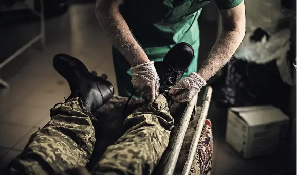  ?? DIEGO IBARRA SANCHEZ FOR THE NEW YORK TIMES ?? The Ukrainian government has estimated that as many as 200 Ukrainian soldiers are being killed in the war every day. A morgue in Lviv.