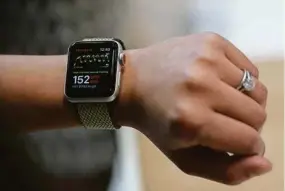  ?? (AFP) ?? La version cellulaire de l’Apple Watch III se distingue des autres versions grâce à sa couronne rouge.