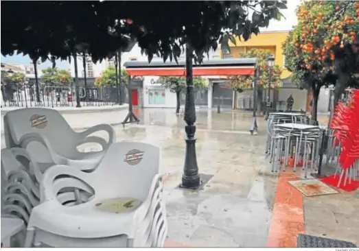  ?? ERASMO FENOY ?? Unas terrazas, cerradas en Los Barrios por las restriccio­nes del coronaviru­s.