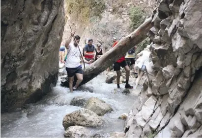  ?? Foto: Mike Trampert ?? Erfrischen­d ist eine Wanderung am und zum Teil auch im Río Chillar allemal.