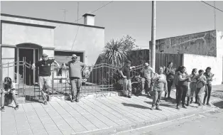  ??  ?? Algunos vecinos se concentrar­on en la casa de Fabrizio, una vez conocido el fallo.